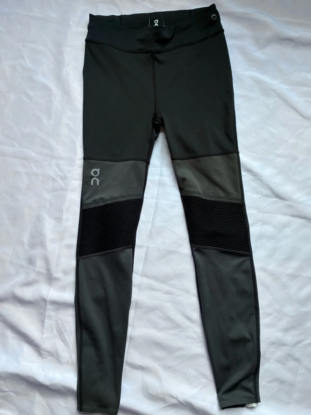 On Running Men's Black Active Tights with Textured Knee Panels